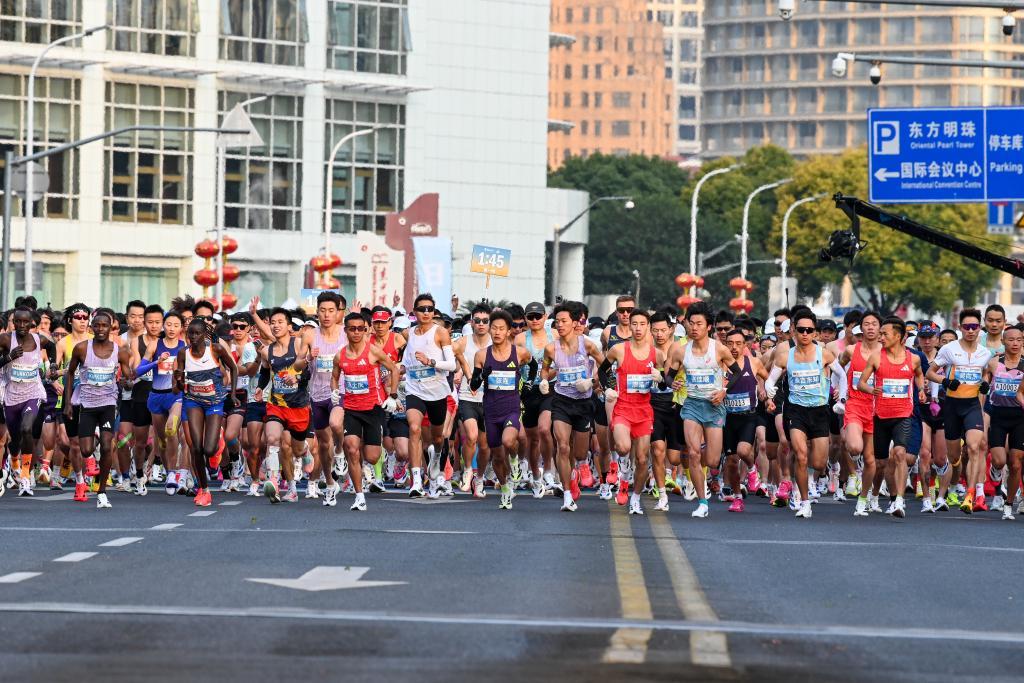 华体会体育-魔都眼｜世界跑者大聚会！上海半马吸引60多个国家和地区的选手