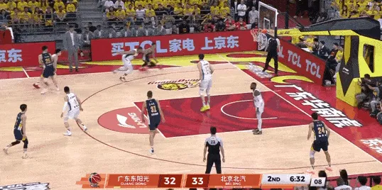 华体会官网-奎因想隔扣周琦但被钉板大帽，随后拉科塞维奇补篮成功